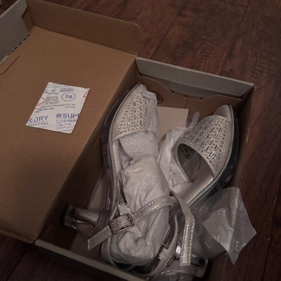 Cind-R-Ella Embellished Sandals, Big Girls Size 3 NWT - Picture 3 of 3